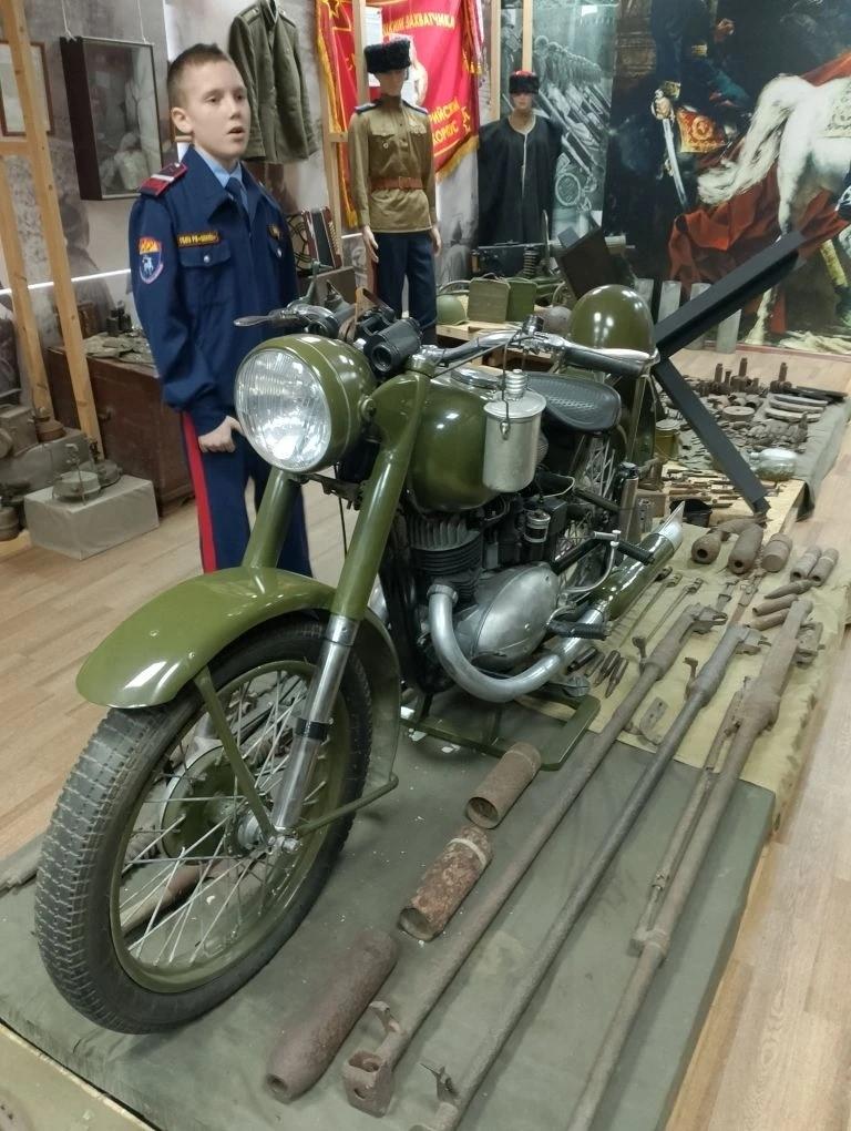 кадет у мотоцикла