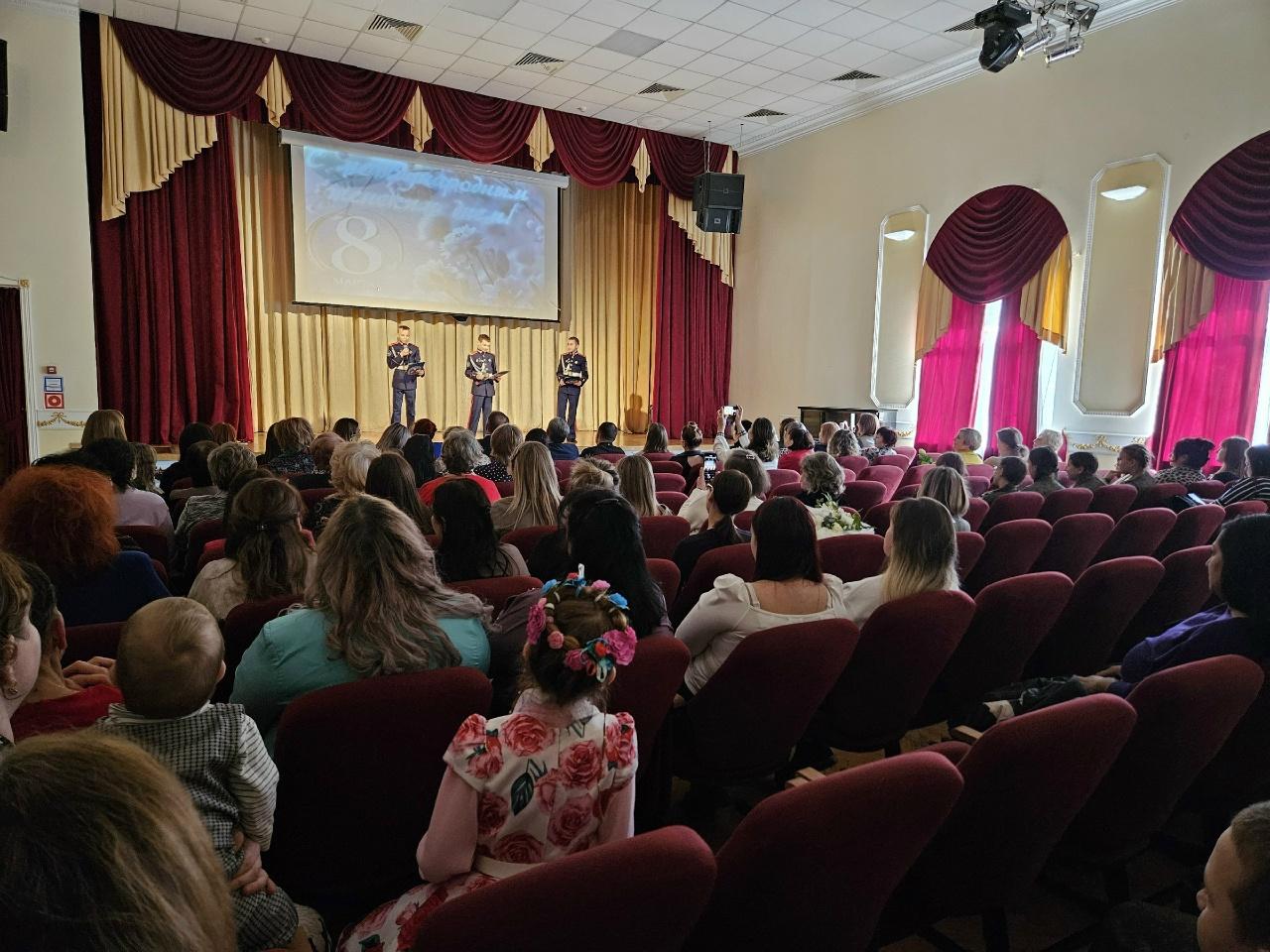 Ведущие концерта на сцене