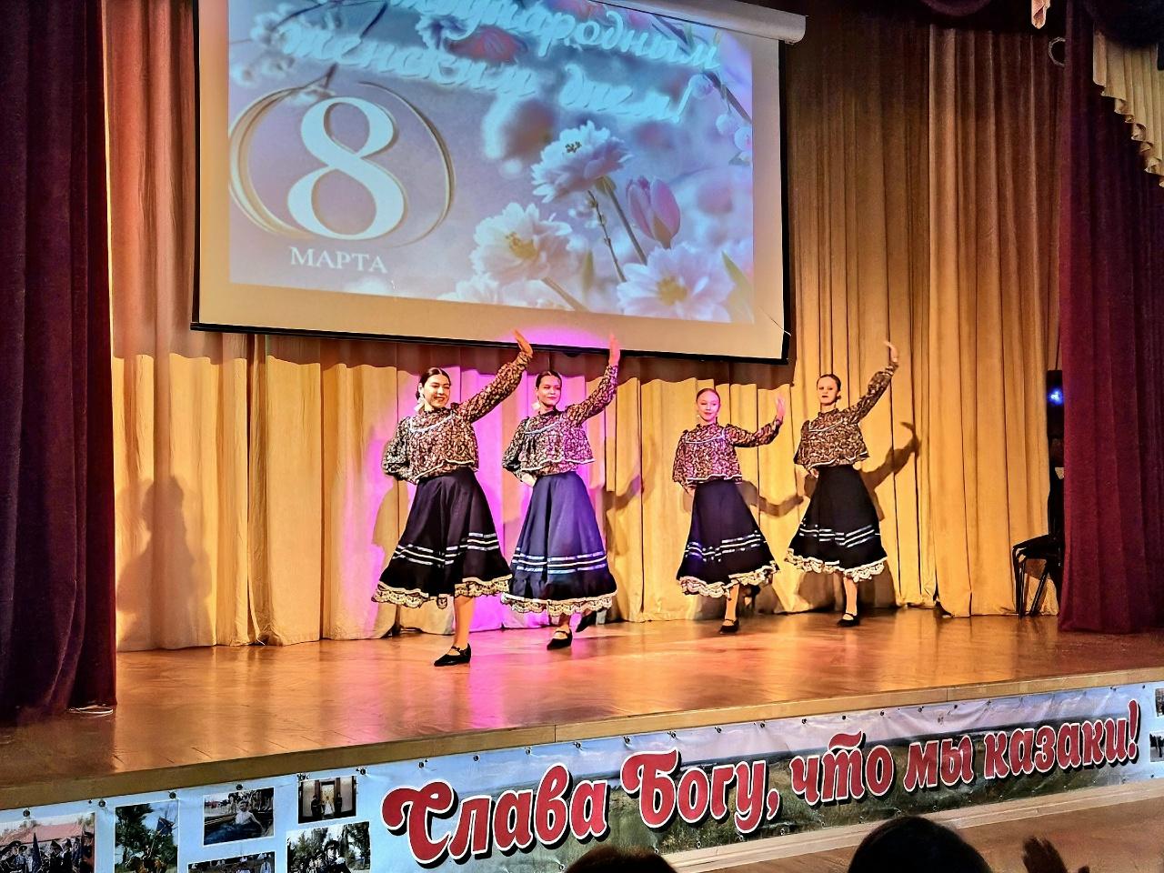 зажигательный танец   девочек-кадет