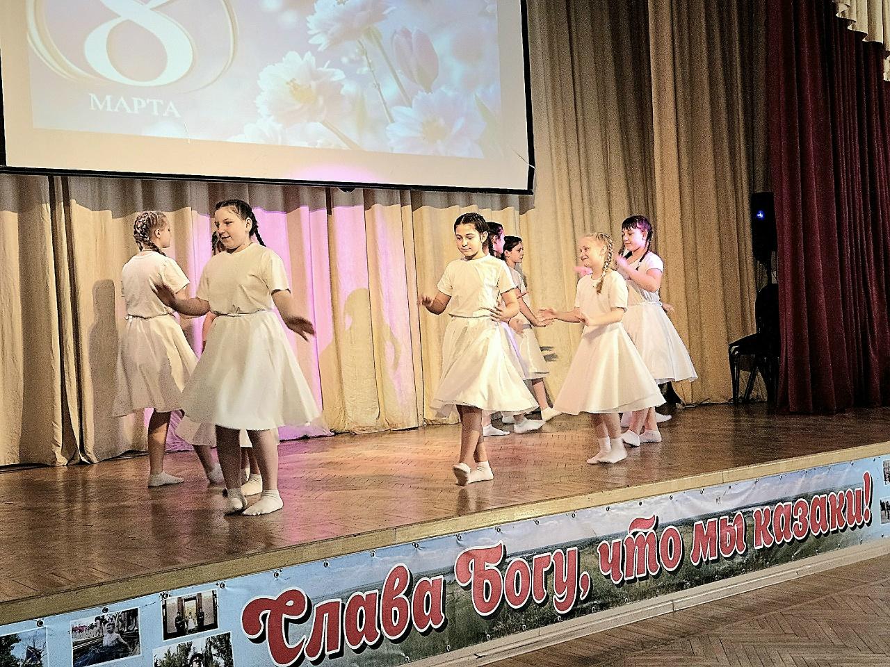 зажигательный танец девочек