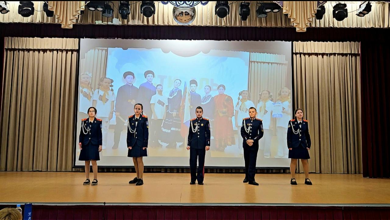 выступление кадет на сцене