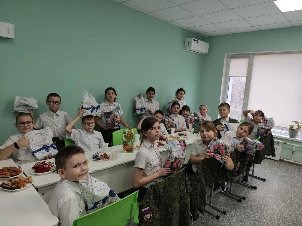 ученики  за столом  чаепитие и  подарки