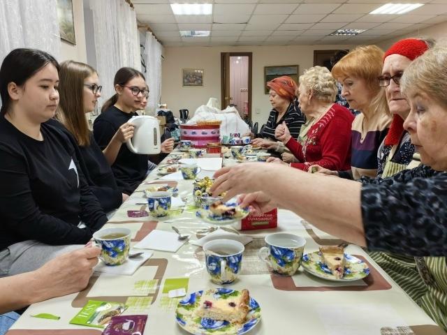 Активисты движения первых в рамках акции "Аленький цветочек " поздравляют с праздником