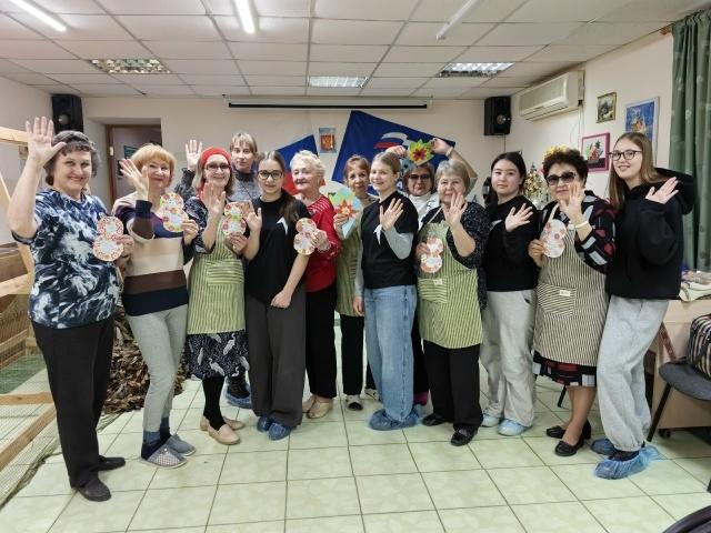 Активисты движения первых в рамках акции "Аленький цветочек " поздравляют с праздником