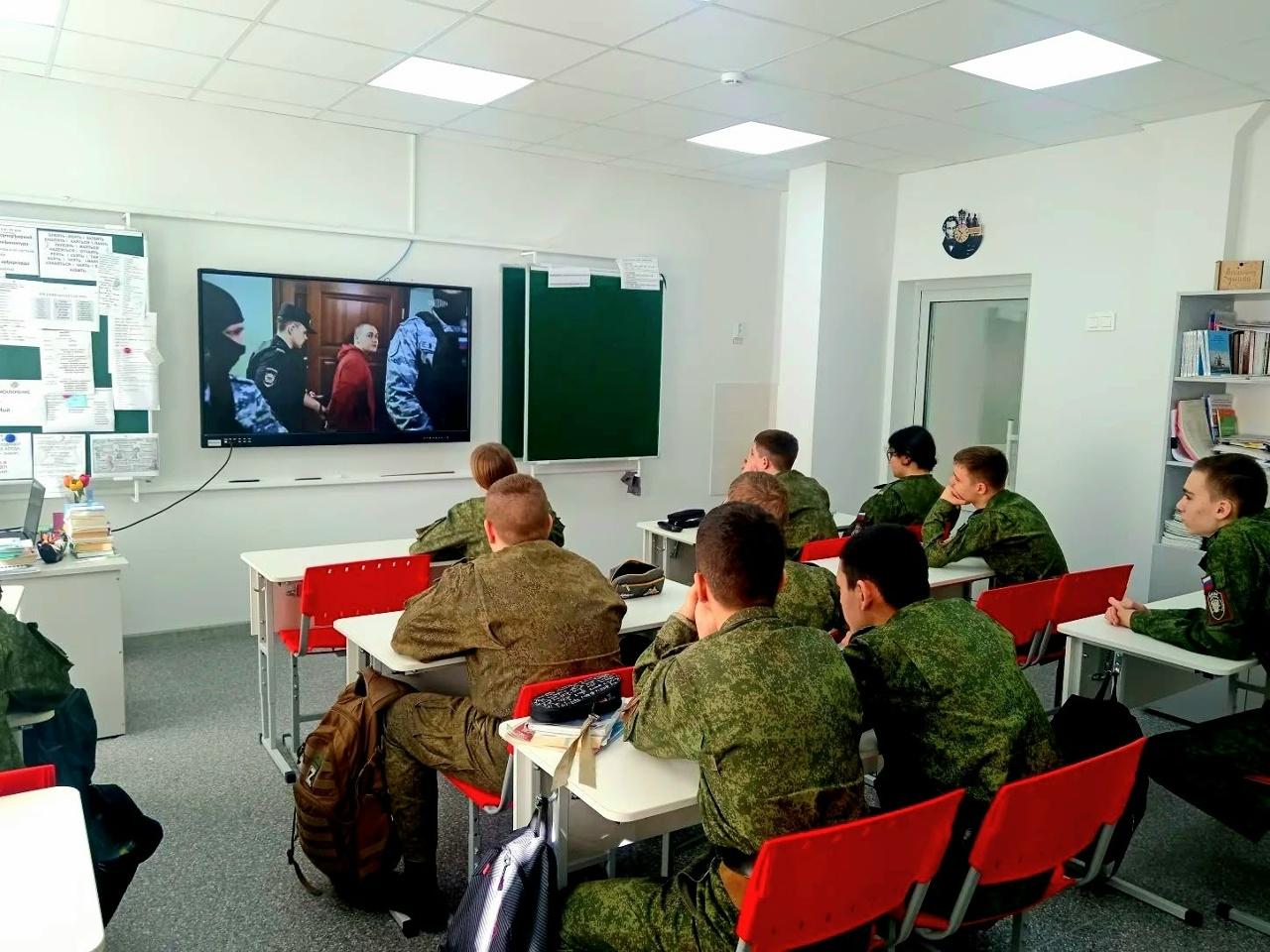 кадеты в классе смотрят фильм