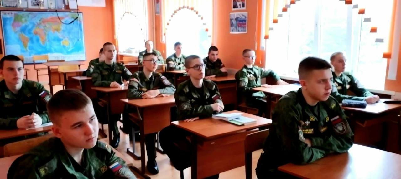 кадеты в классе смотрят фильм