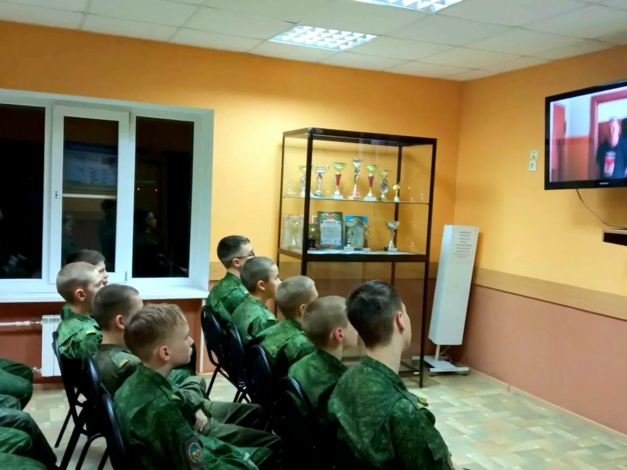 кадеты в классе смотрят фильм