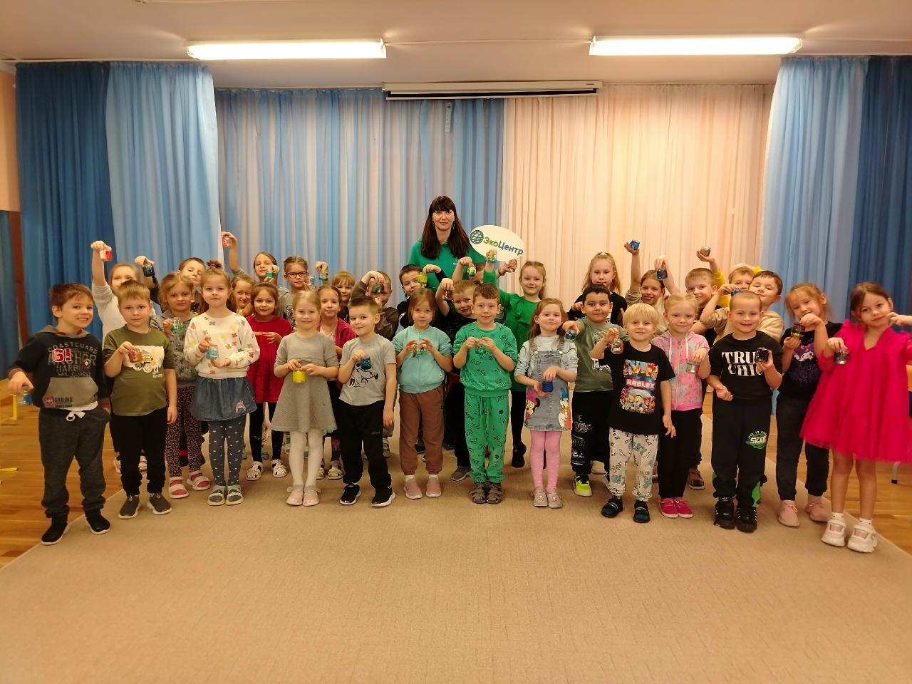 Дети смастерили подсвечники из баночек для детского питания