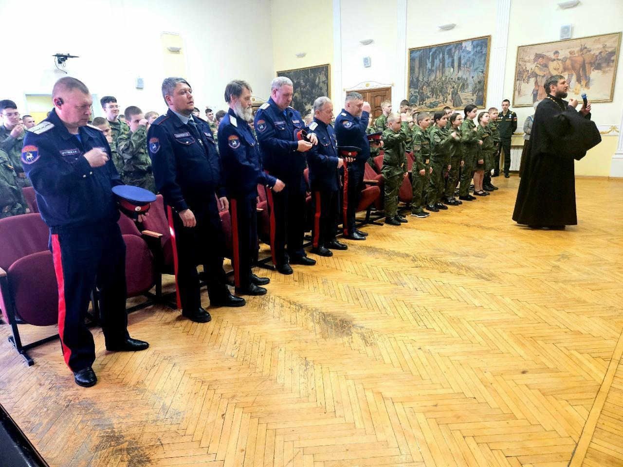 Актовый зал. Молитва участников