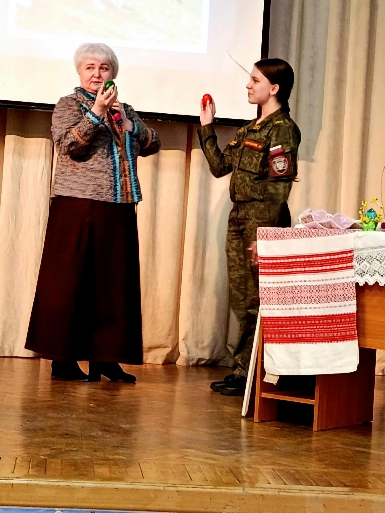 Сцена. Пасхальные яйца.