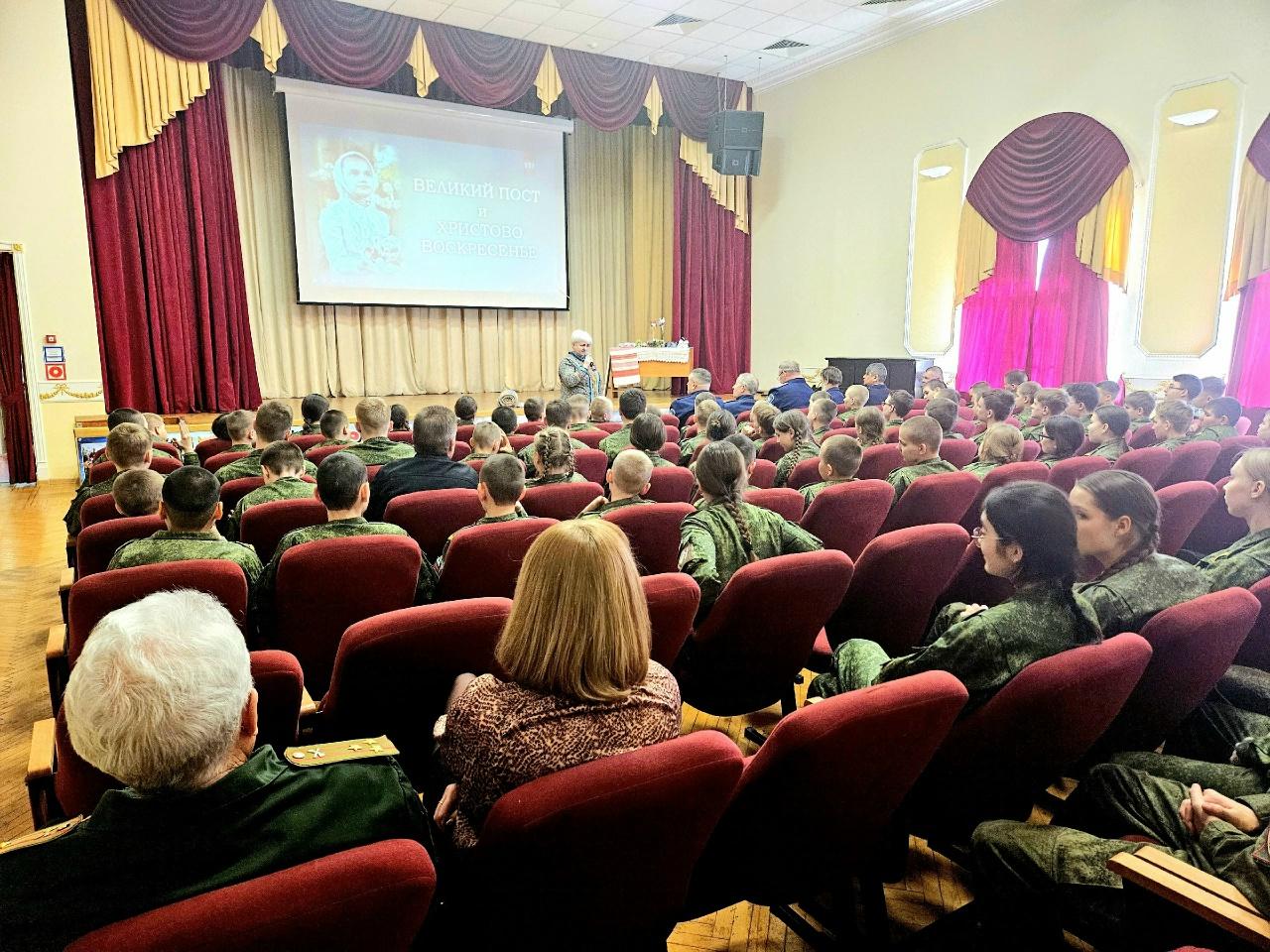 Актовый зал.Зрители.