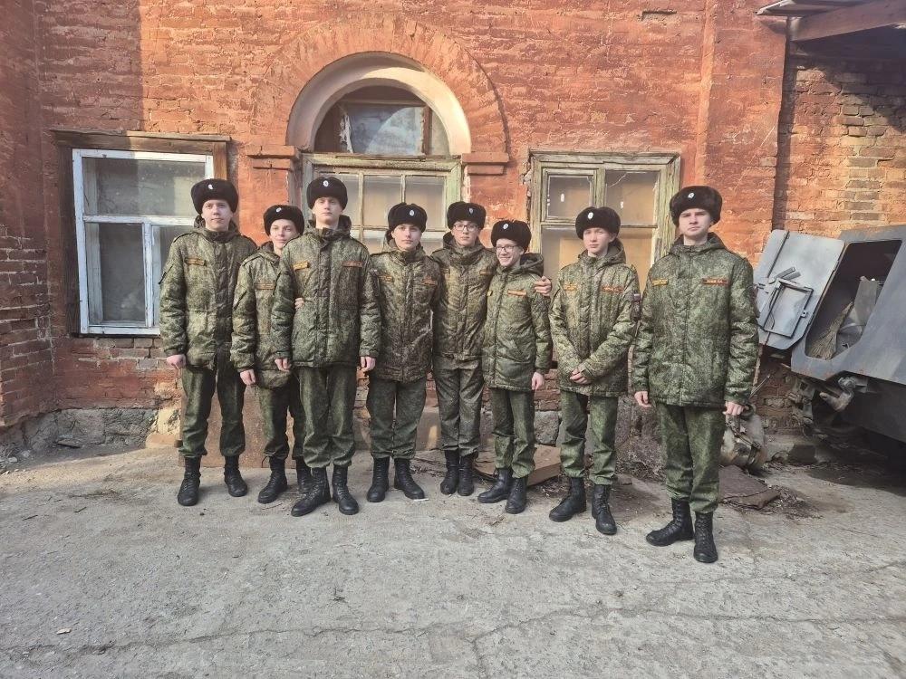 кадеты у стен музея