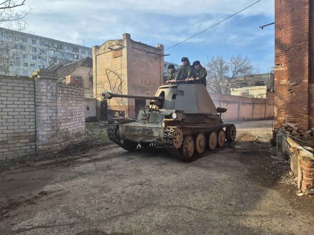 кадеты  едут на танке