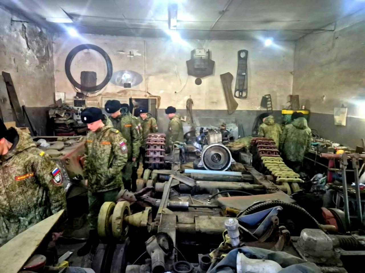 кадеты на экспозиции военное оружие