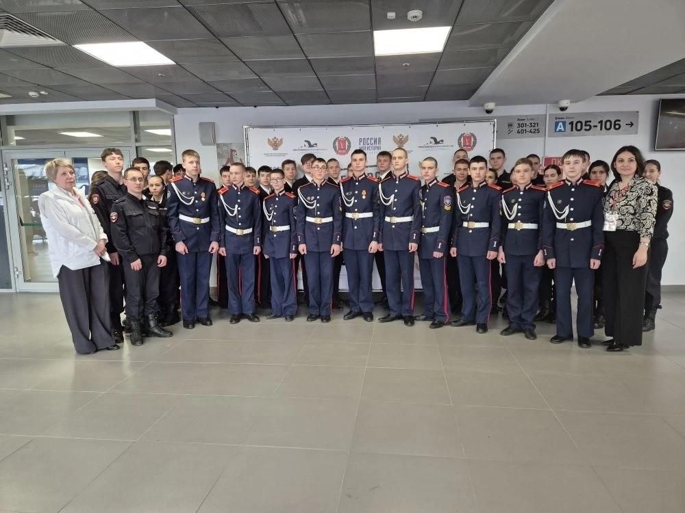 кадеты в фойе  на форуме