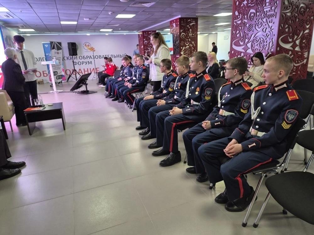 кадеты  слушают выступление