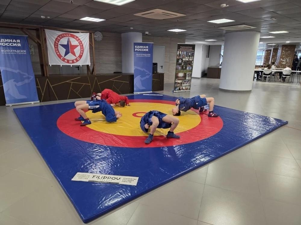 показательное выступление кадет по  самбо