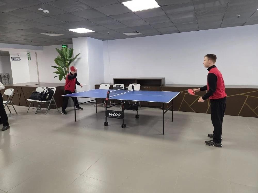 кадеты играют в настольный тенис