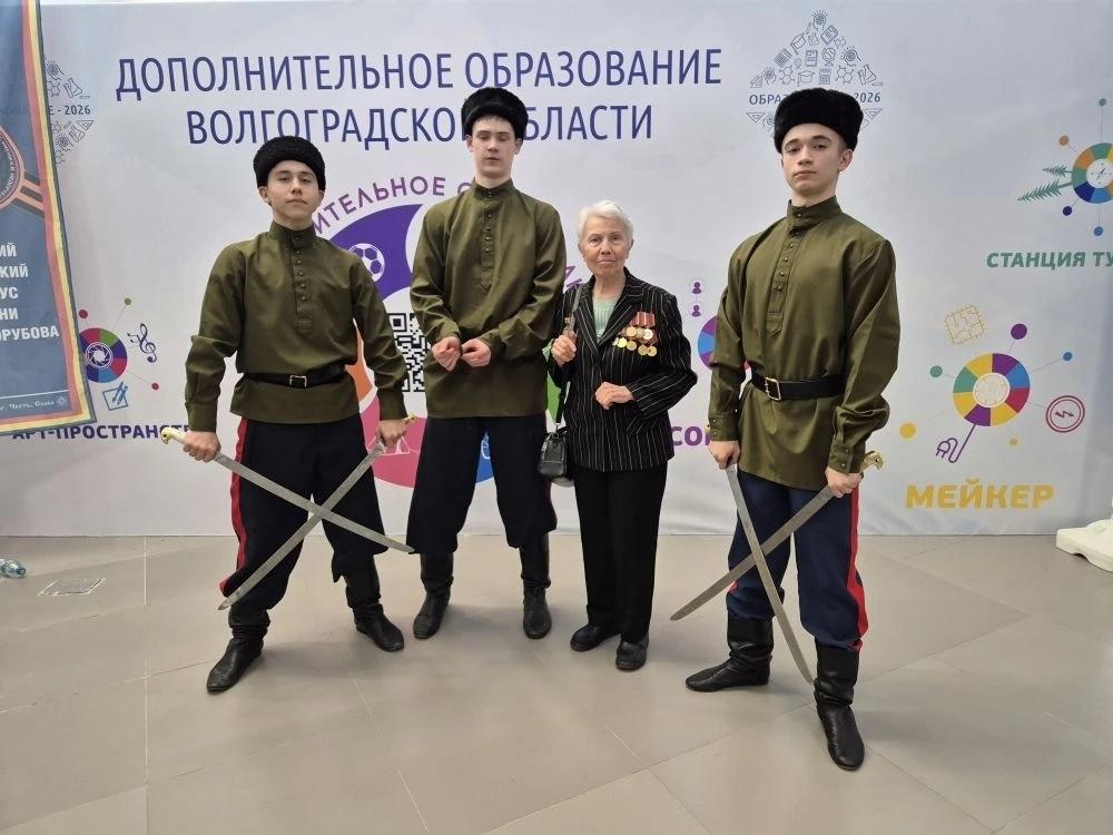 кадеты с шашками и  ветераном