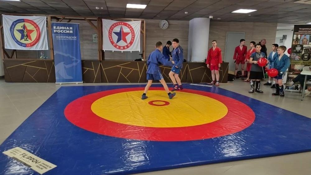 кадеты на спортивной площадке,самбо