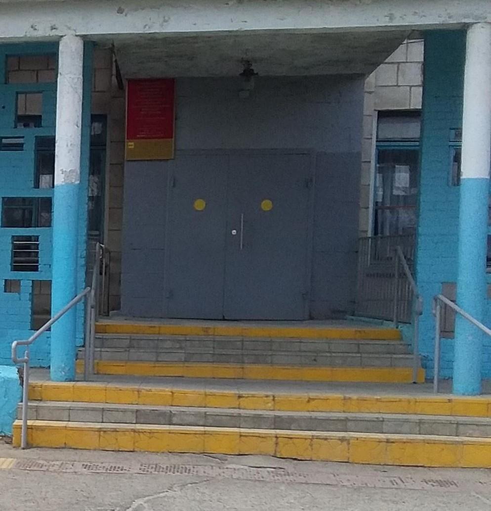 Контрастные полосы на лестничных пролетах