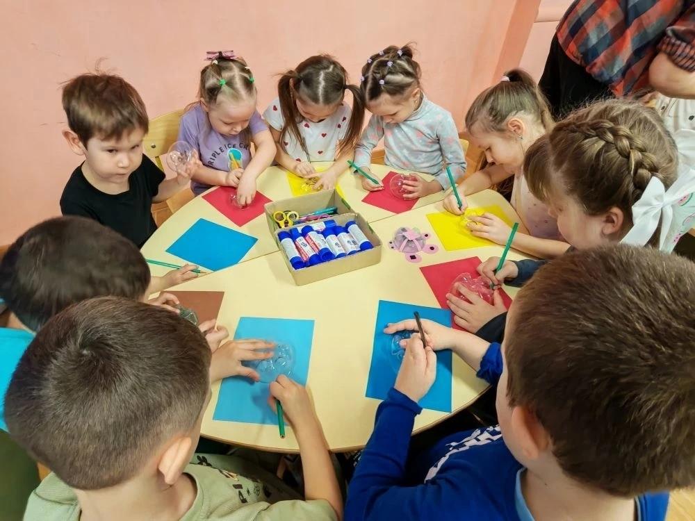 Ребята делают черепашек из пластиковых бутылок