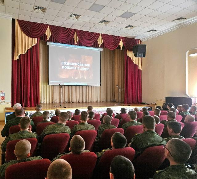Кадеты в актовом зале смотрят фильм