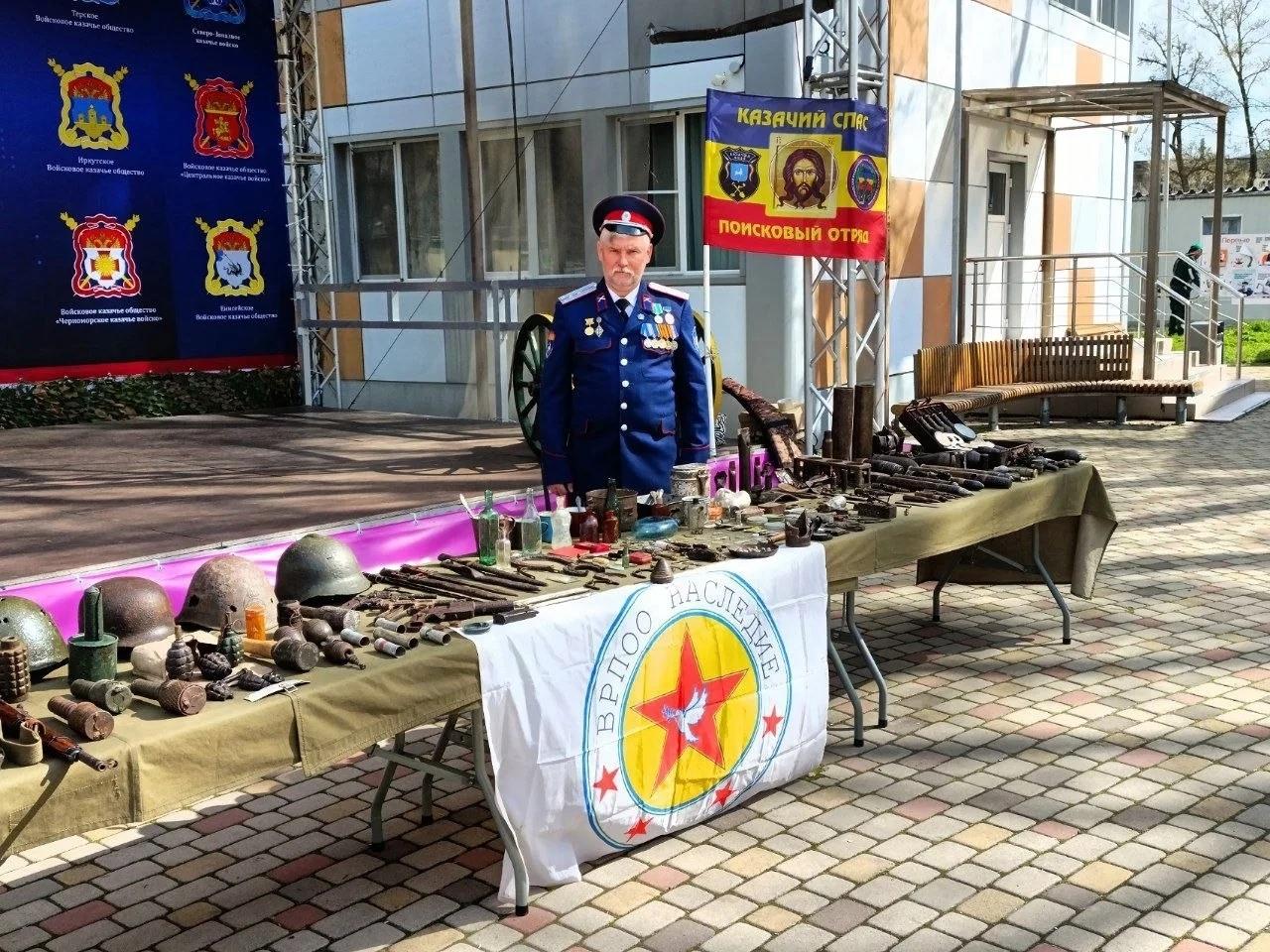 На фото Холмогоров Б.Н. и кадеты