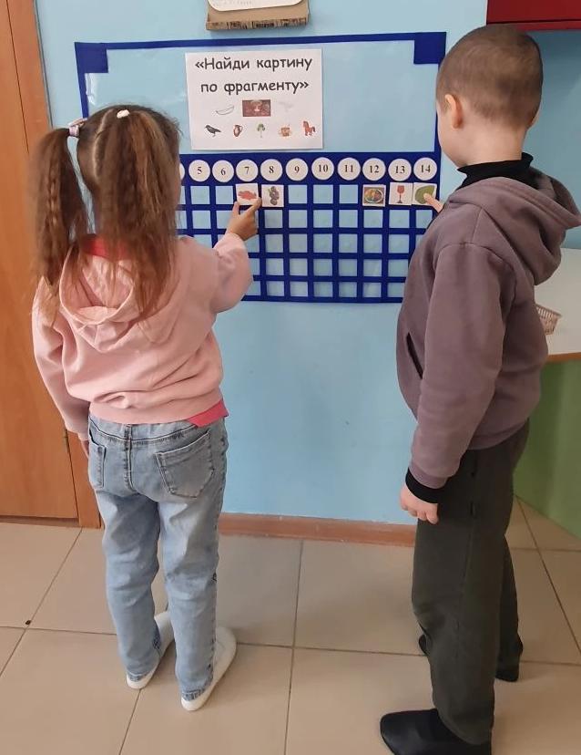 Дети заполняют таблицу фрагментами к подходящей картине