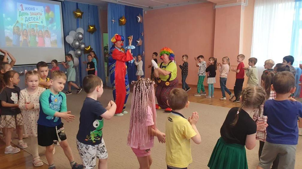 Дети в пустыне встретили змеек