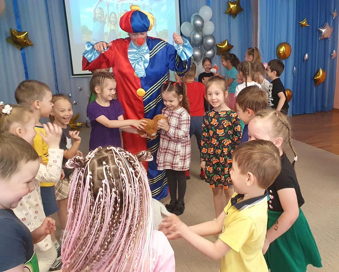 Игра "Помоги мышке убежать от кошки"