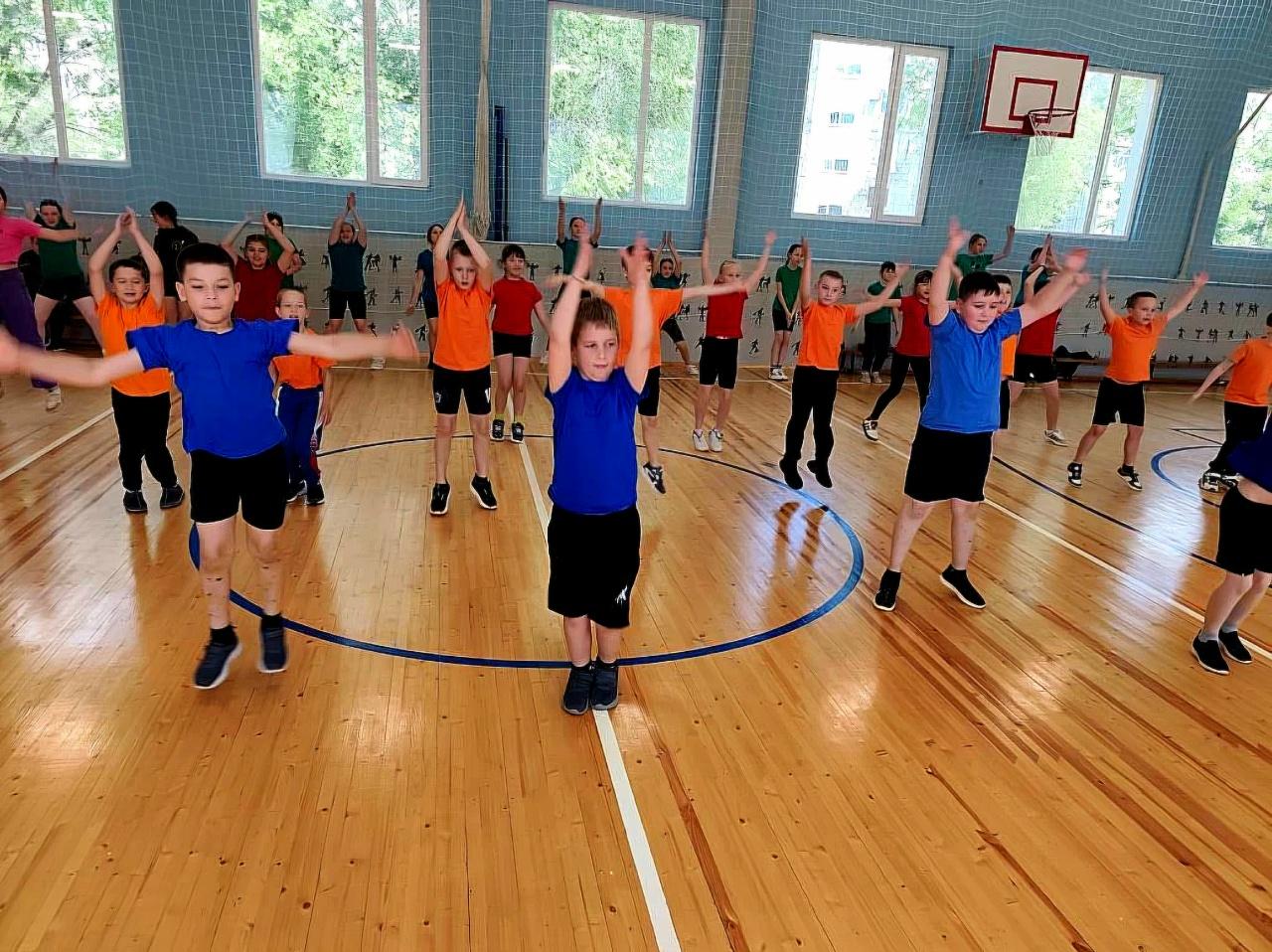 ДЕТИ В СПОРТЗАЛЕ ИГРА В РАЗГАРЕ