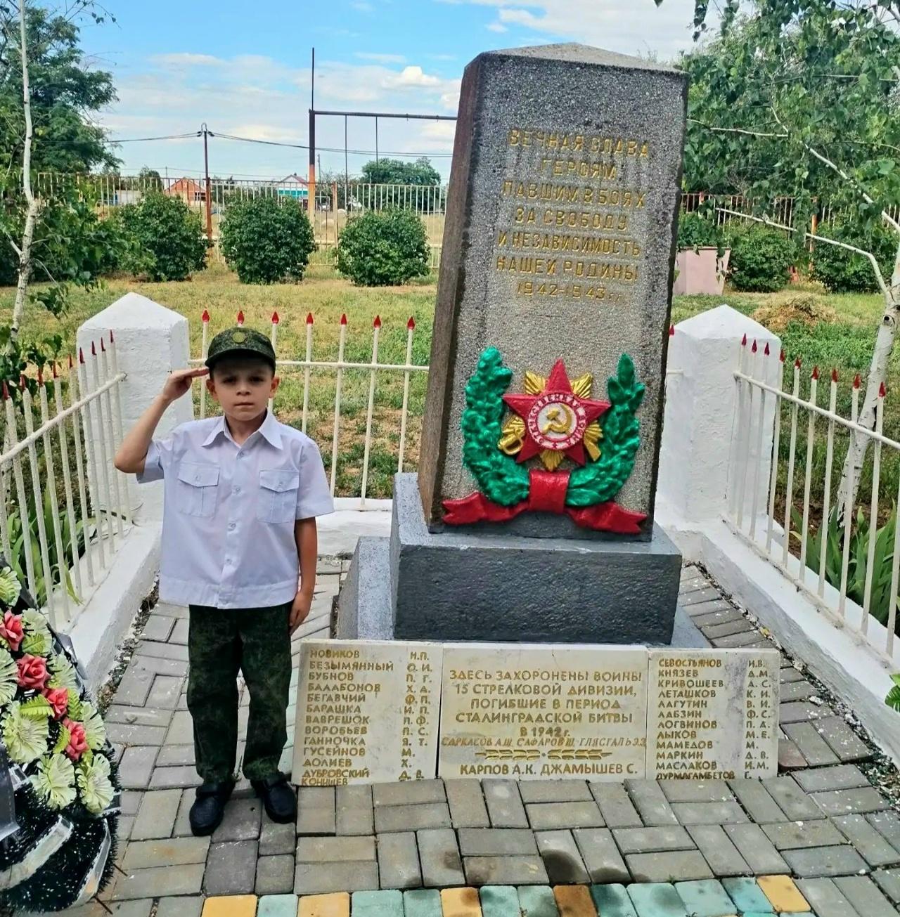  кадет Крепчук А.А. у обелиска