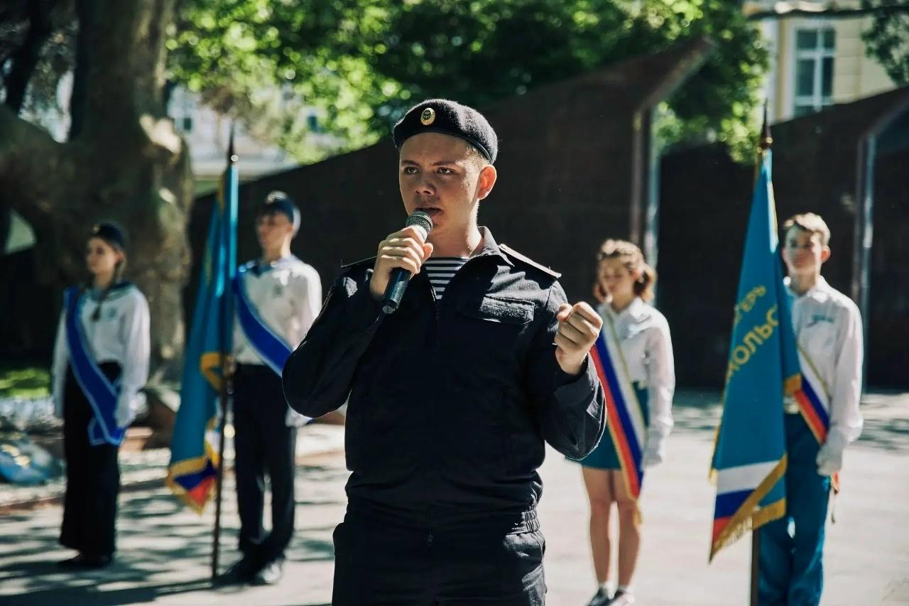 на фото кадет Адельшин А поет песню
