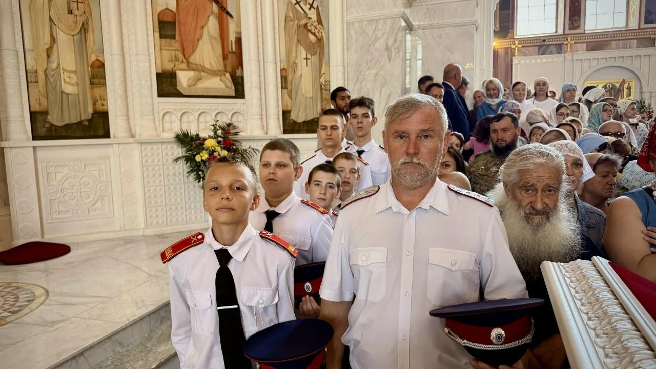  на фото Холмогоров Б.Н. с сыном в Храме на службе
