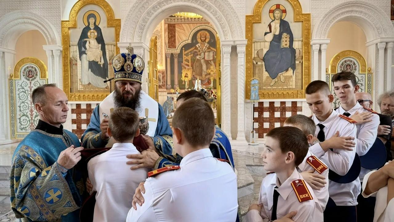 На Фото Митрополит Феодор совершает причащение кадет