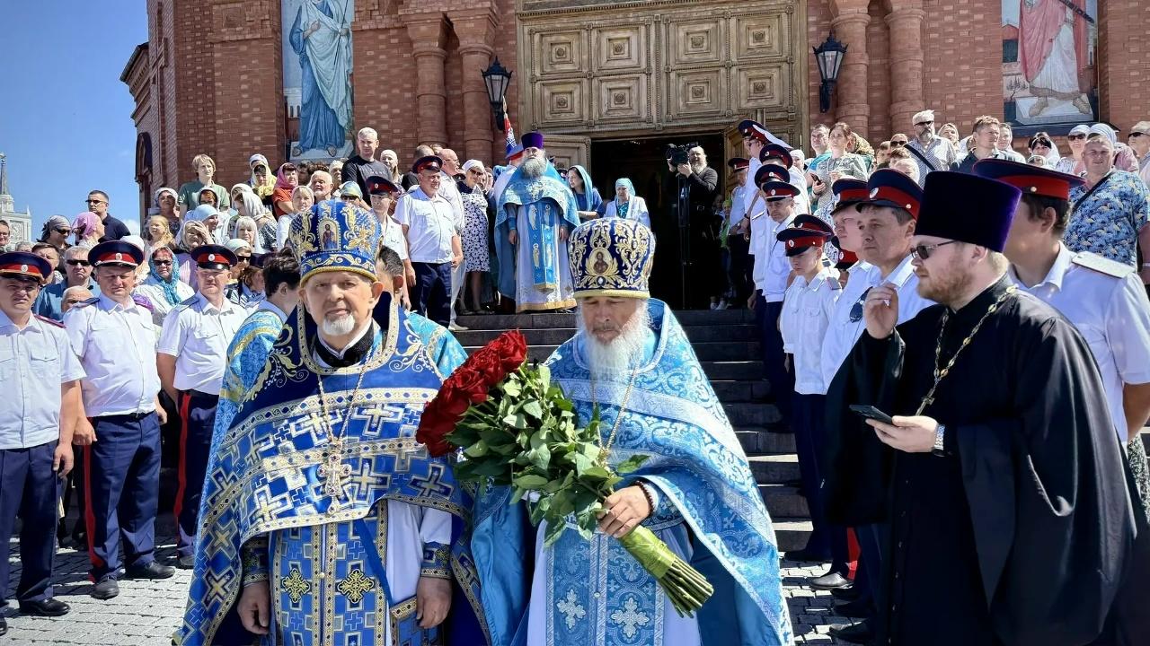 У входа в Храм