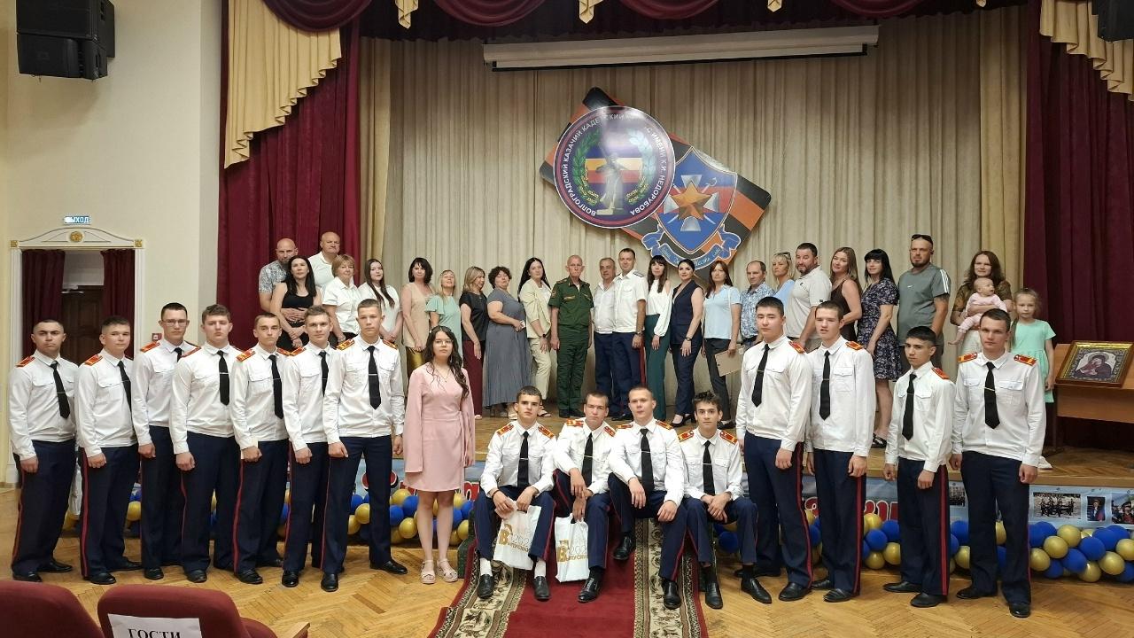 Выпускники и родители на сцене общее фото