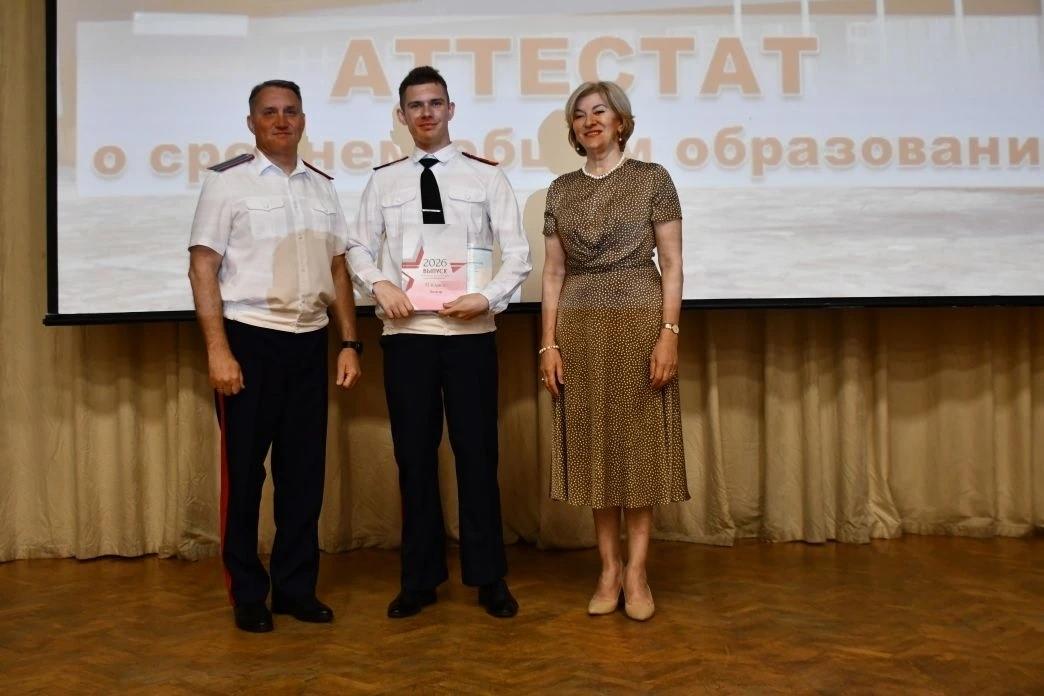 Вручение аттестатов Директор Исаков С.В. Мержоева З.О. кадет Савинов Д.