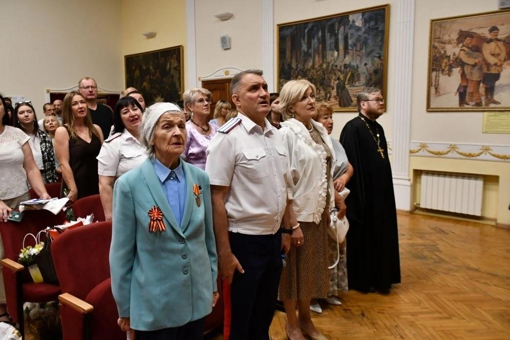 актовый зал  гости у участники поют Гимн РФ