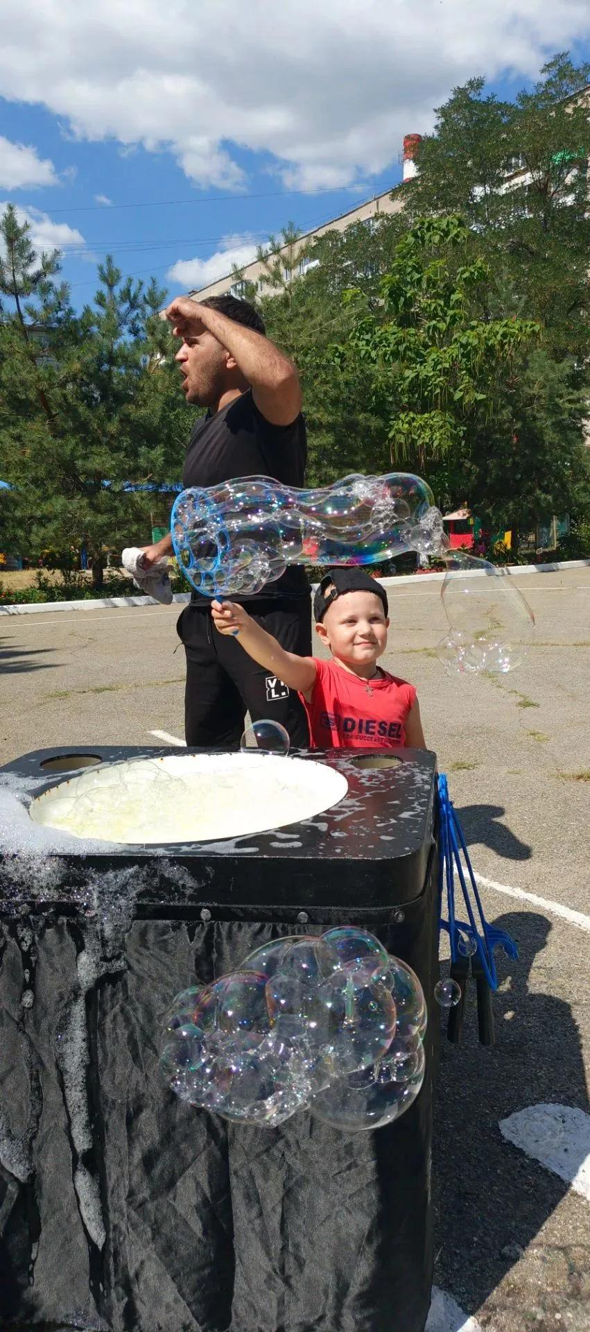 Мальчик делает пузырь-тонель