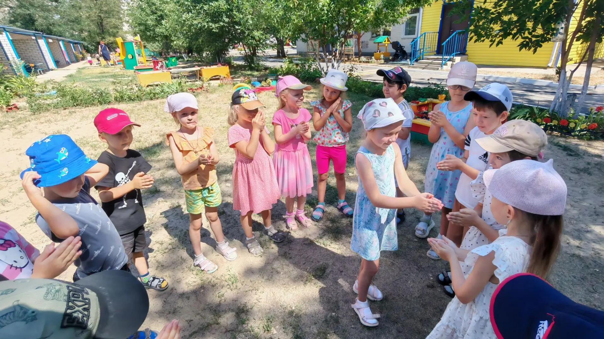Дети играют в игру "Колечко, колечко- выйди на крылечко"