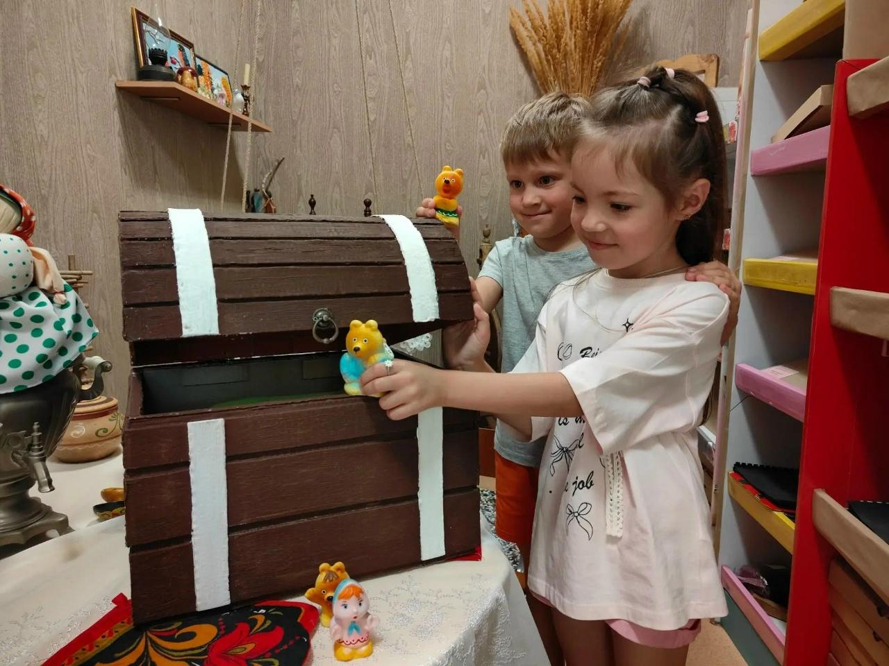 Дети играют в игру "Угадай из какой сказки герой"