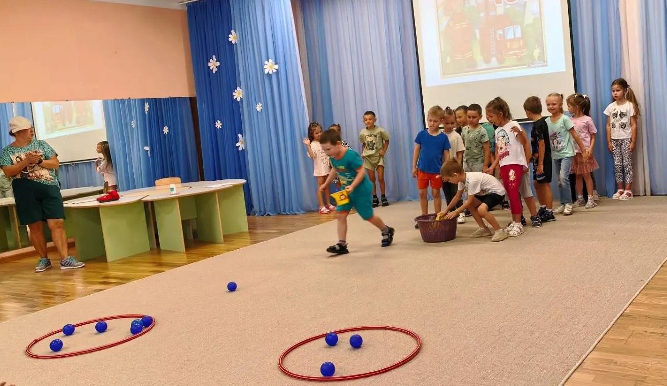 Дети играют в эстафету "Потуши пожар"