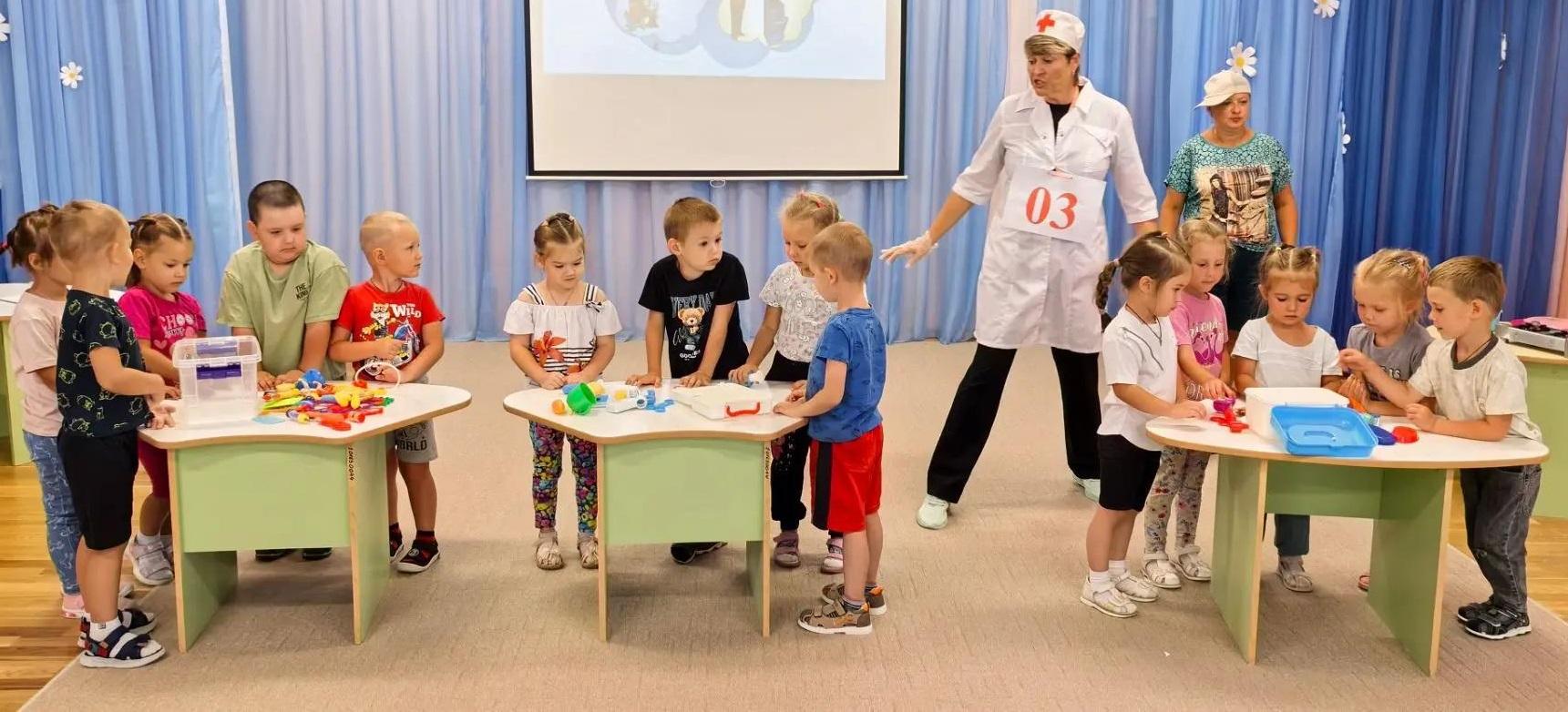 Дети играют в игру "Собери аптечку"