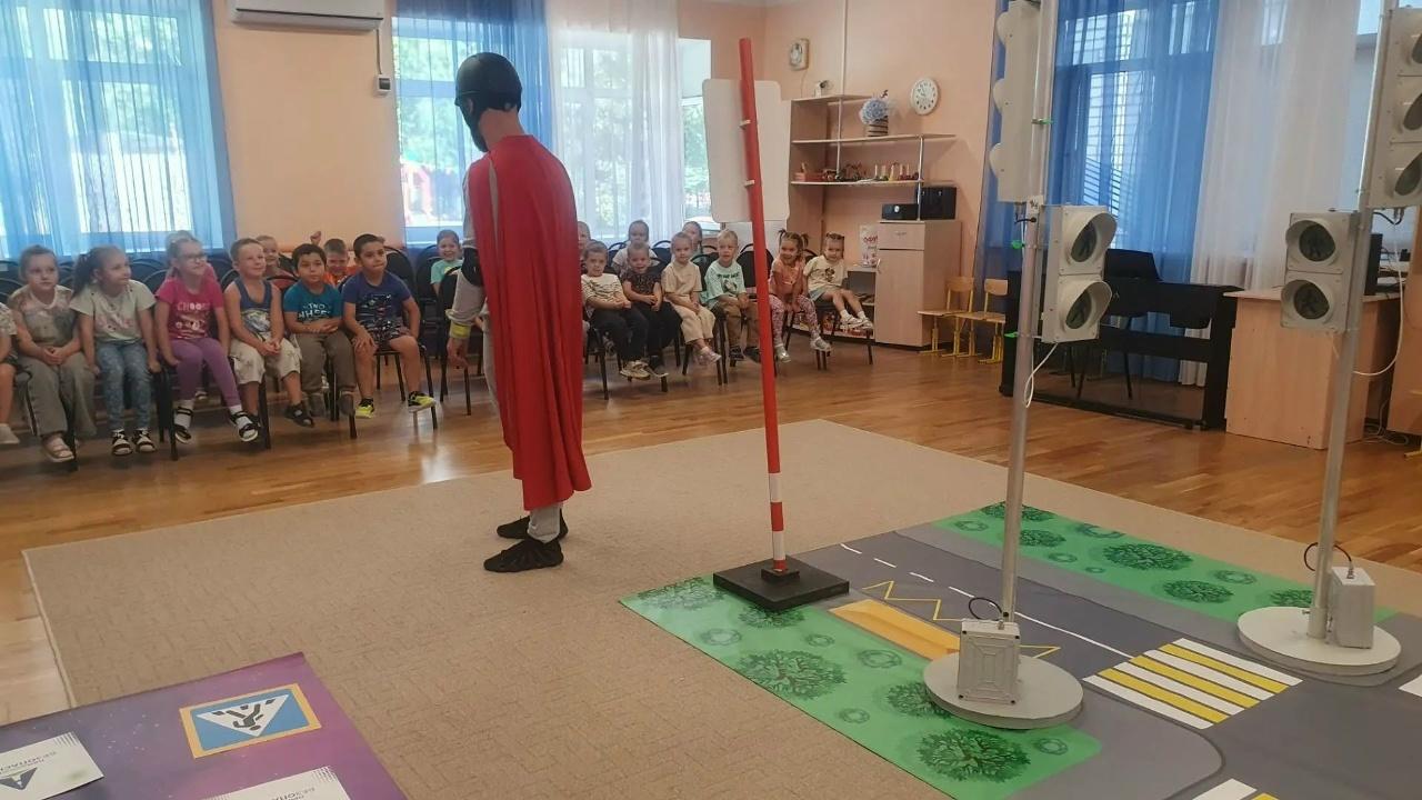 Ребята закрепляют ПДД