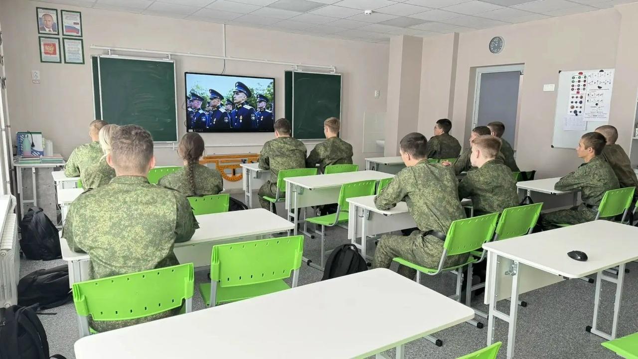 кадеты в классе смотрят агитационный ролик