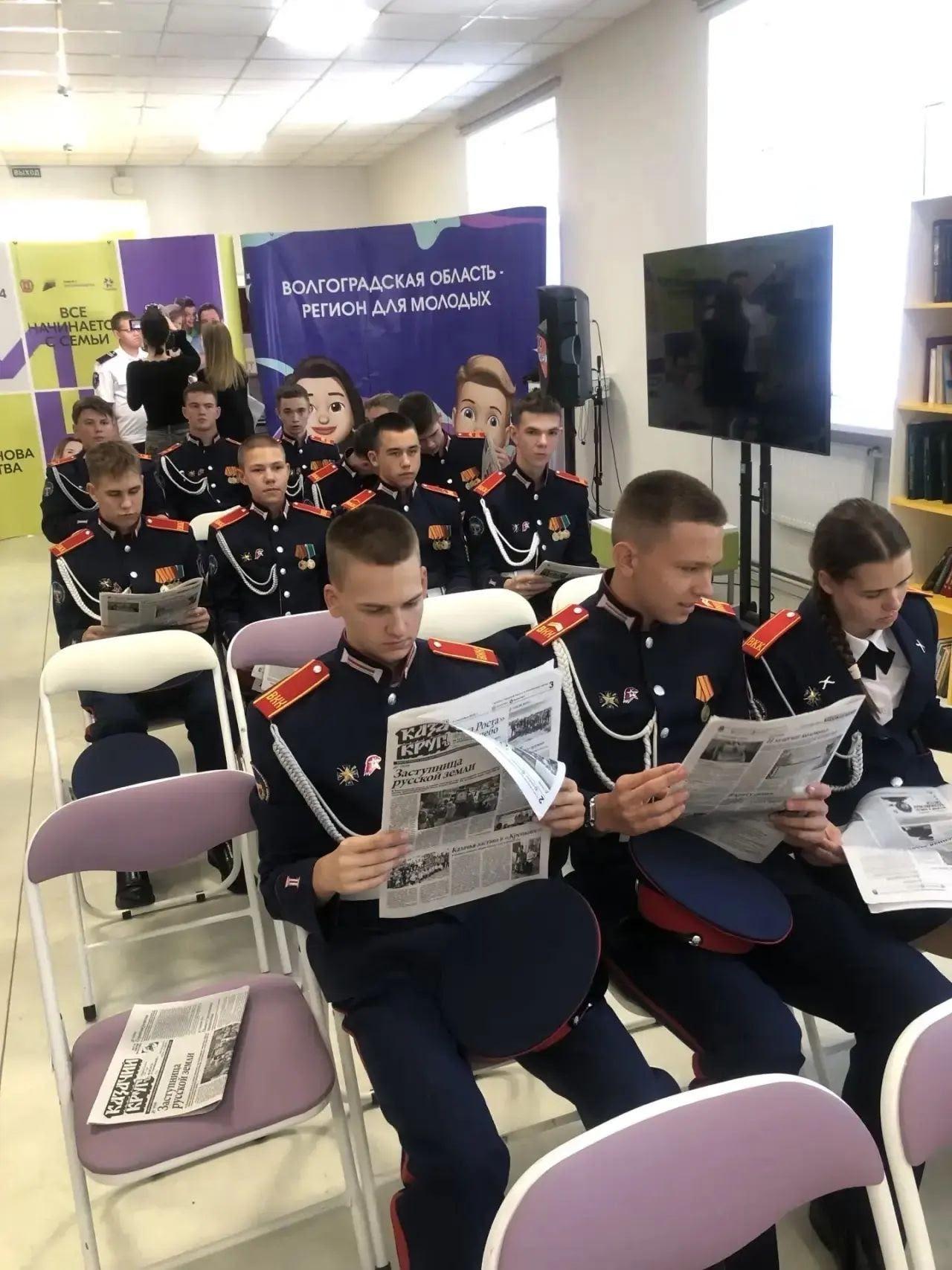 кадеты в зале заседания
