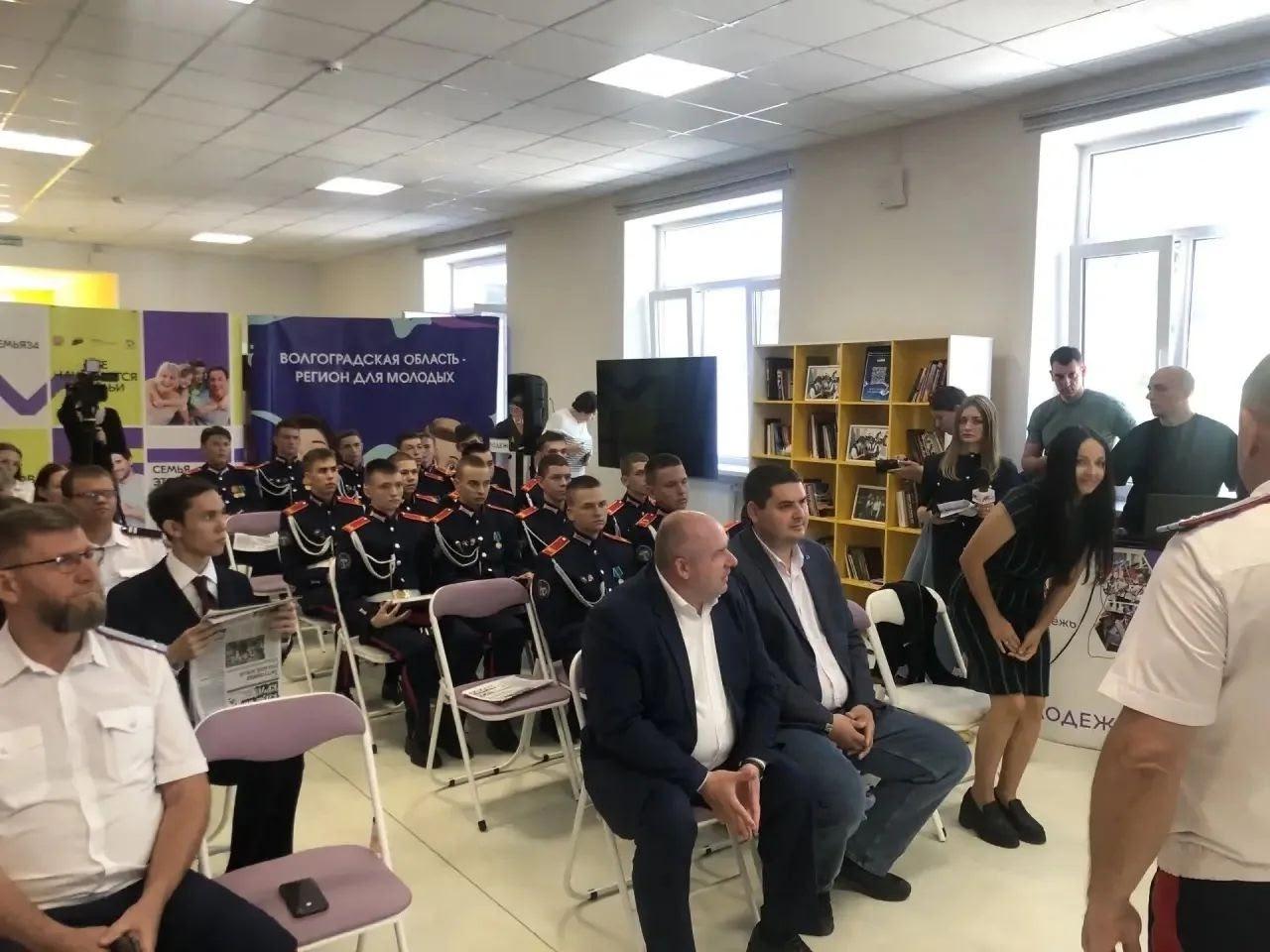 кадеты в зале заседания