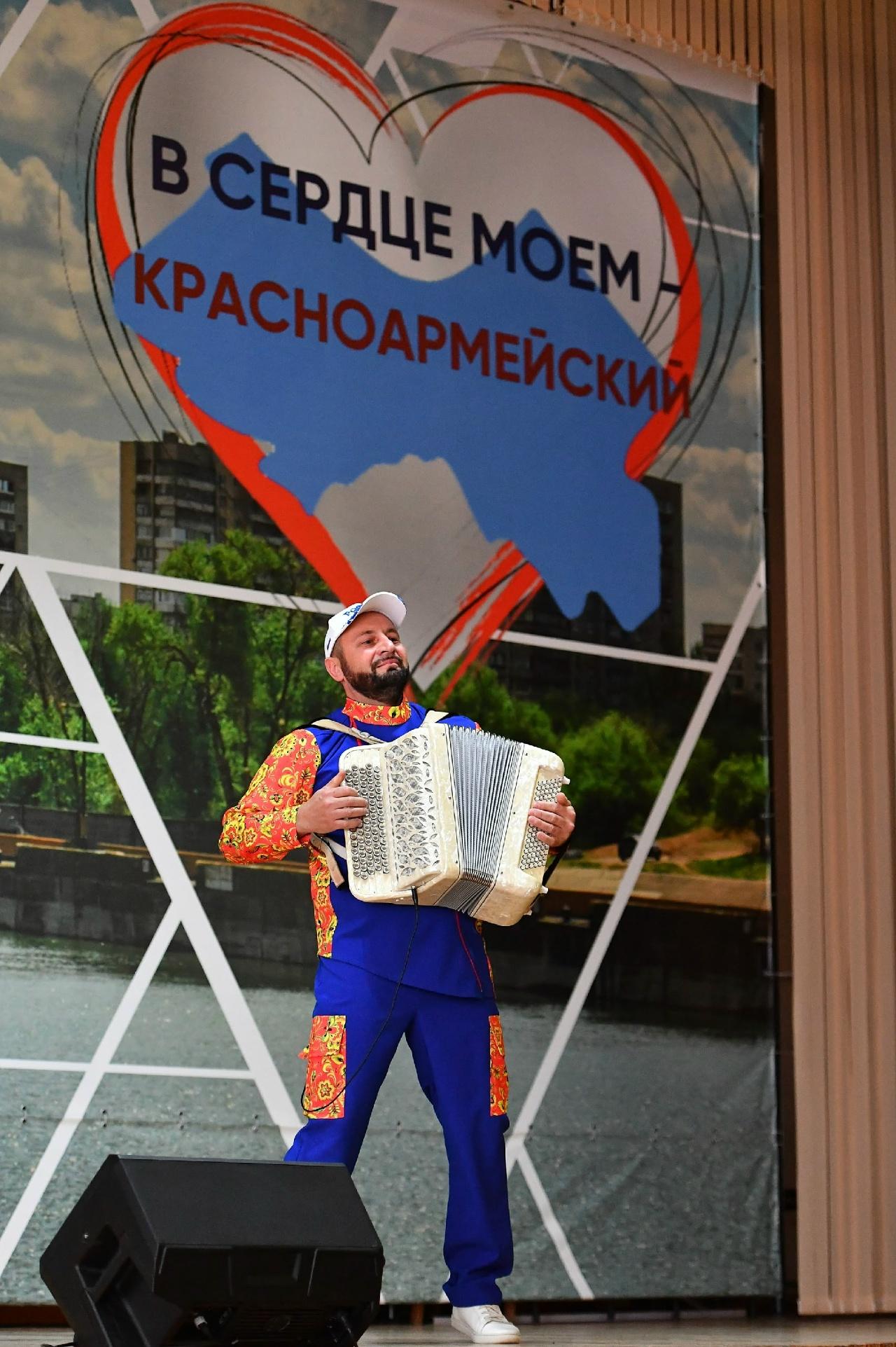 на сцене артист с аккардеоном